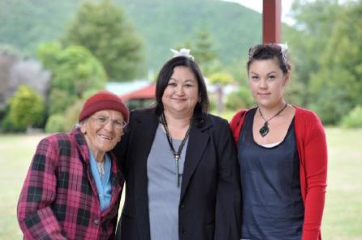 Settlement Signing Dec 2012  - Kaumātua Irene Rose Tahuaroa Clayton, Trustee Vennessa Ede & her daughter, Jacqueline<br />
 