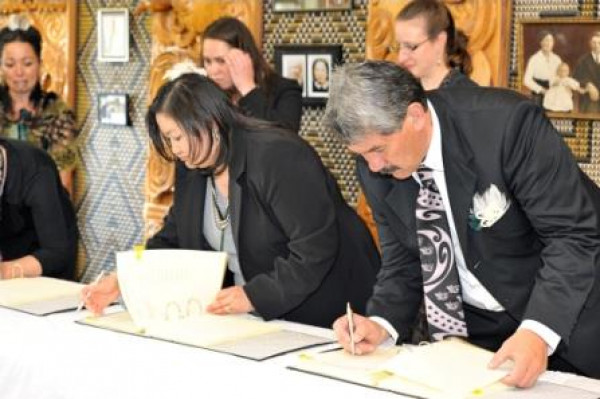 Gallery  - Te Atiawa Trustees signing Te Atiawa's Deed of Settlement<br />
 