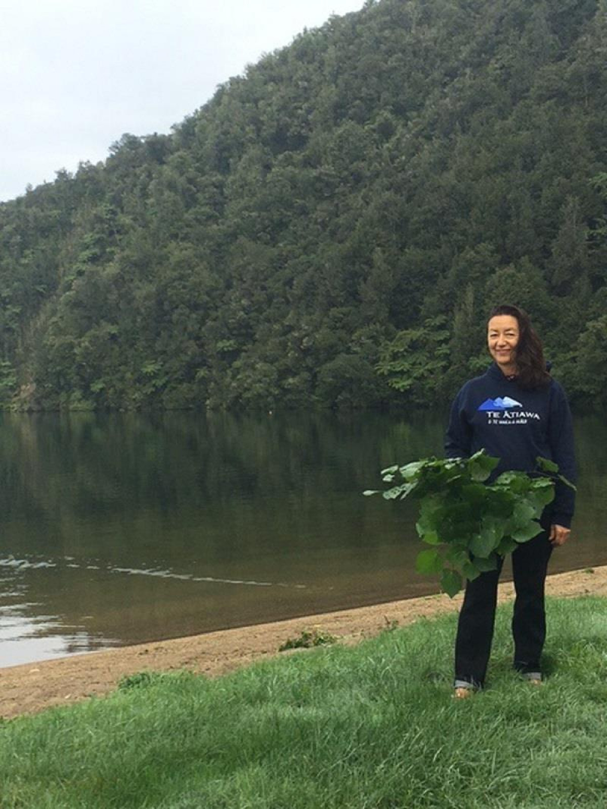 Te Atiawa Whānau - Hoodies & T-Shirts  - Wikitoria Oman, Lake Rotoiti, Rotorua - gathering kawakawa 